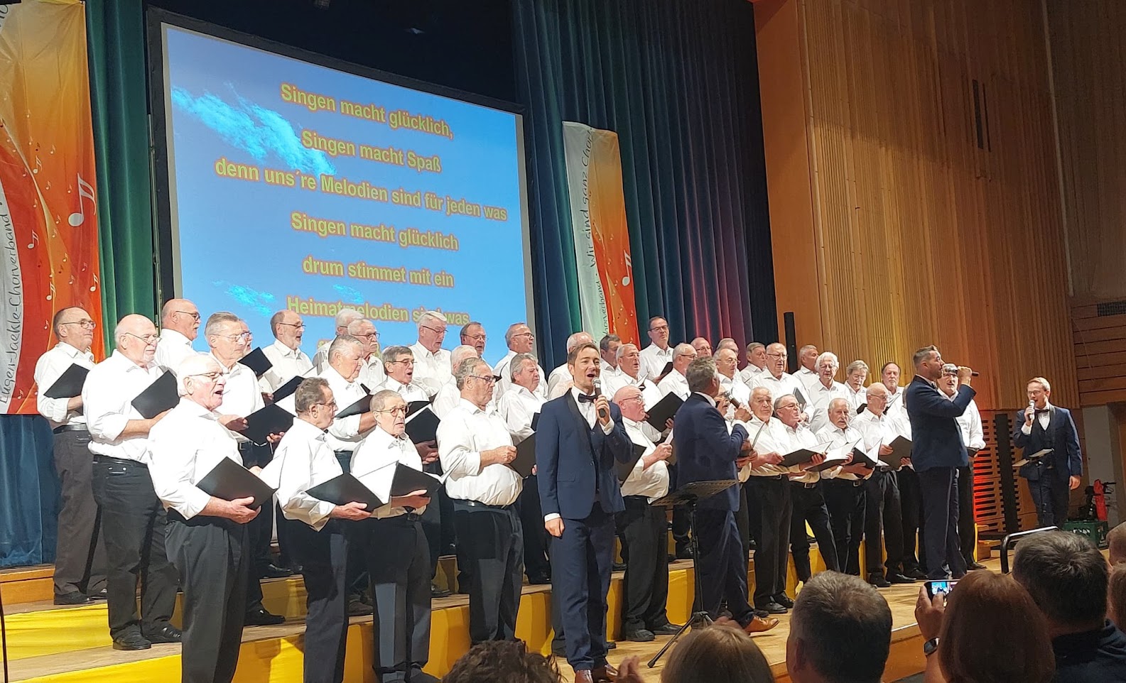 bezirksmnnerchor-mit-den-stimmen-der-berge-live-im-konzert